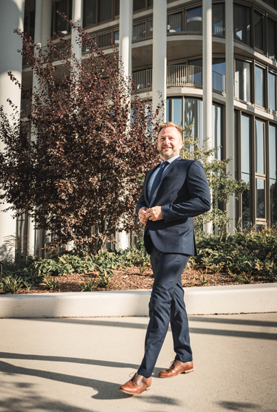 Ein Mann im Anzug beim Gehen